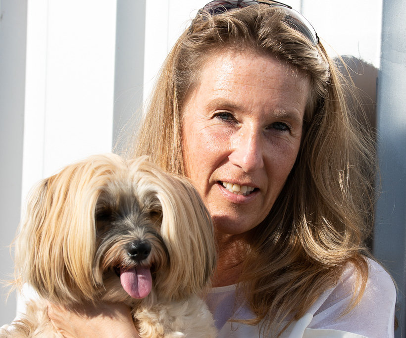 Ein Portrait von Evelyn Schneider mit ihrem süßen Hund Henry